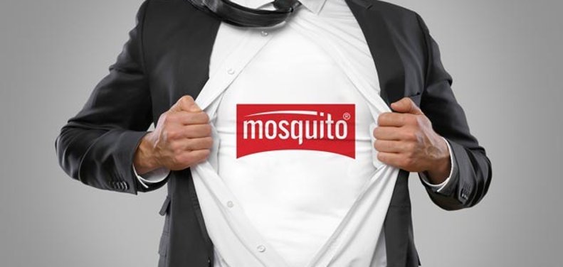 Ein  Mann im Anzug mit dem mosquito Logo auf der Brust des weißen Hemdes ist zu sehen
